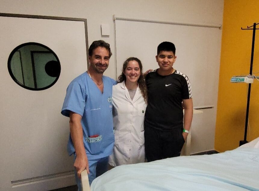 La Dra. Ana Homar y el enfermero Guillermo De Las Vecillas junto al paciente Leonel Panceras